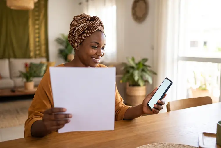 Illustration : une locataire compare sa quittance papier et son téléphone